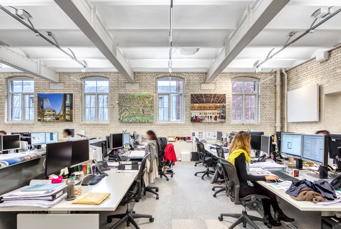 Architects BDP's offices with Zumtobel LINETIK luminaires, people as desks